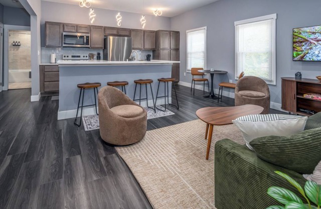 Walnut Hills+Sleeps 7ppl+King+Queen Beds+Parking+Wifi+Smart Tvs