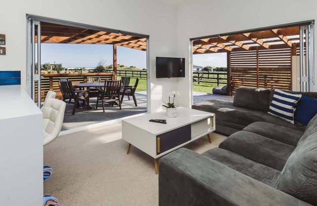 Warea Beach Bach with Coastal Views