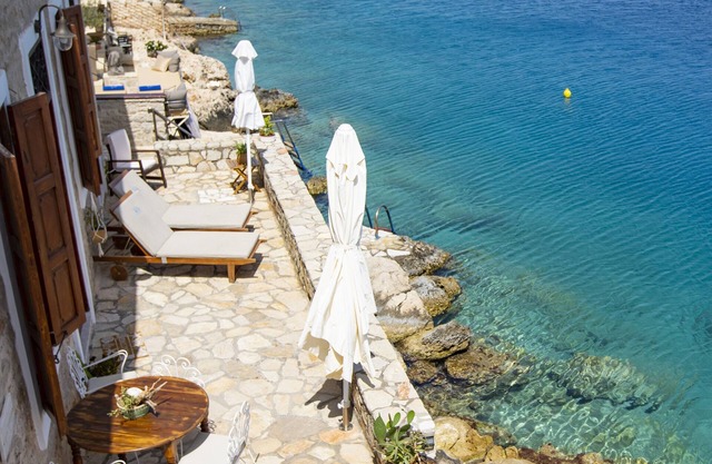 Water-front Boutique Villa, ndirect access to the sea and private big terrace