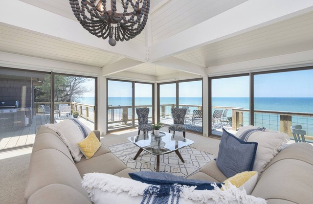 Water's Edge- private beach- sleeps 14