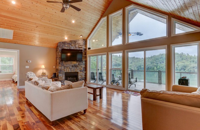 Waterfront, 2025 Tram, 2023 Dock, Sleeps 14, 3BR, 3.5 Bath, Wifi @ House & Dock