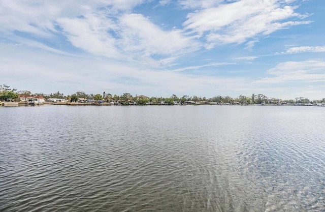WATERFRONT 2bd/1ba Apartment w/Kayaks