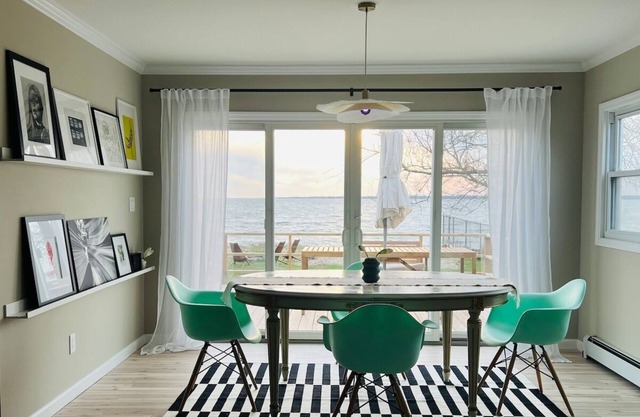 Waterfront designer retreat | Stunning Sunsets! 5 minutes to the beach!