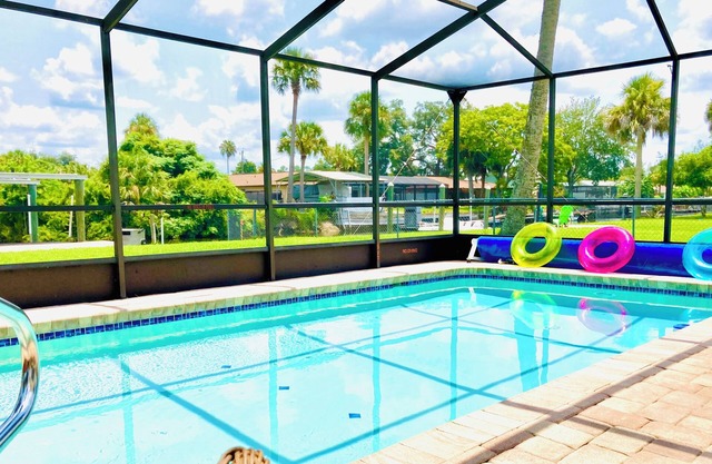 Waterfront, heated pool, floating dock, kayaks