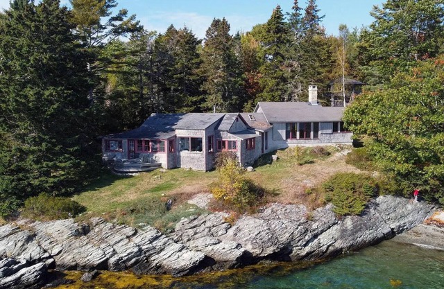 Waterfront Maine Cottage with Private Beach and 4 Bedrooms