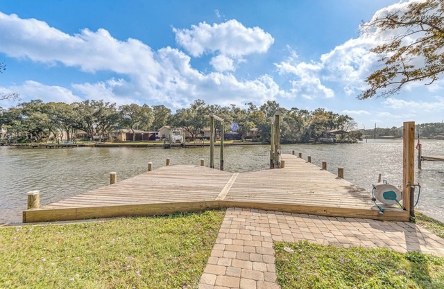 Waterfront Retreat w/Outdoor Oasis in Pensacola