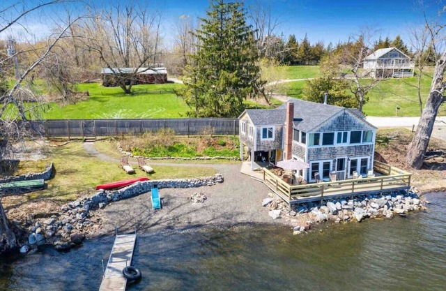 Waters Edge! Right on the Lake.