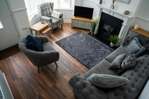 Wavecrest Cottage, Hot Tub, Garden Retreat, Sleeps 8