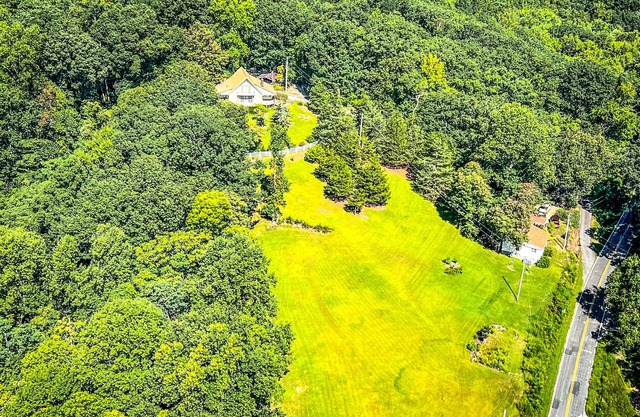 Welcome to Glassy Mountain Farmhouse in North Travelers Rest. Be our guest!