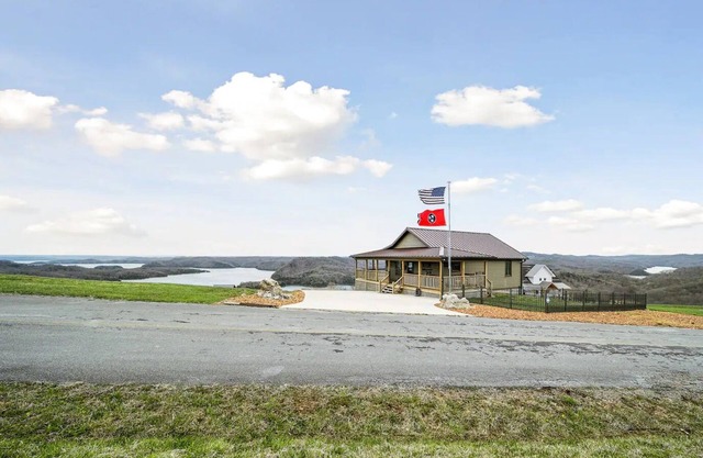 Welcome to Paradise @ The Pointe where the views are absolutely breathtaking.