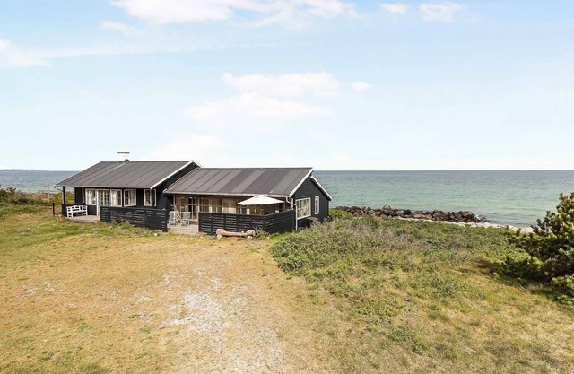 Welcoming holiday home right down to the water