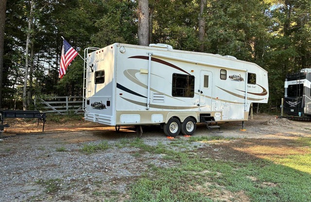Welcoming RV with AC in charming Farmerville.