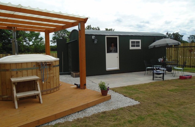 Well equiped shepherds hut ferrensby north yorkshire with hot tub & sauna barrel