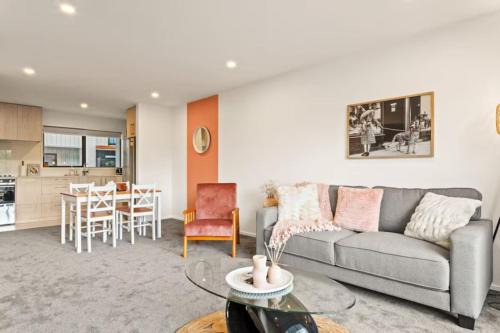 Well-styled Vibrant 2 Bed Home