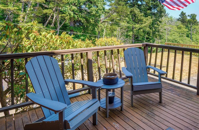 Westport Retreat w/Pool Table: Walk to State Park