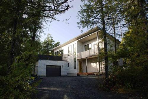 WHITE HAUS nested in Rainforest close to beach and trail