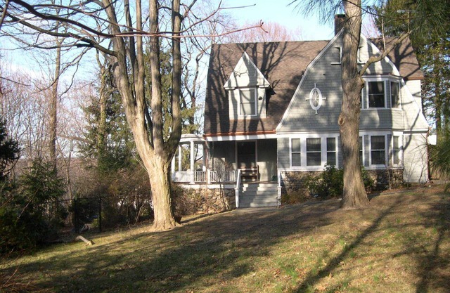 White Plains, 35 mins NY- Covered porch, Gas Fireplace, Lovely neighborhood