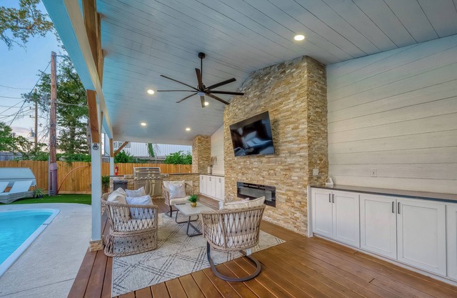 Whitewood Oasis-Your Poolside Retreat with Heated Pool in Spring, TX
