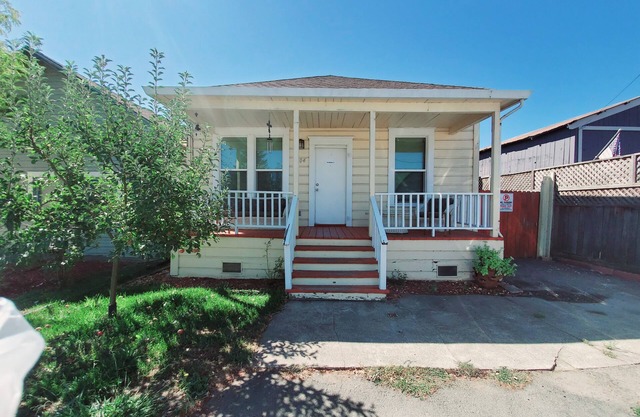 Wine Country cottage style cozy home in the heart of Sonoma Wine Country.