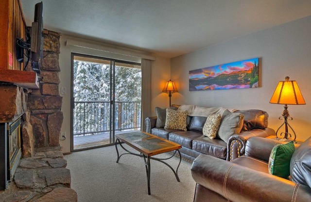 Winter Park Condo with Hot Tubs, 4 Mi to Ski Resort!