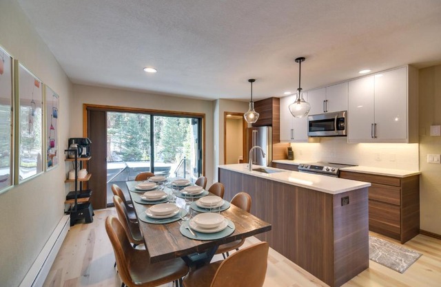 Winter Park Townhome with Hot Tub, Half Mi to Dtwn!