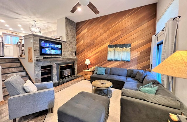 Winterpoint Apres Ski Townhome Walk to Main St. Pool+Hot tubs