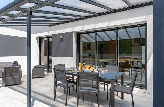 Wonderful private villa for 4 guests with WIFI, hot tub, TV, terrace and pets allowed