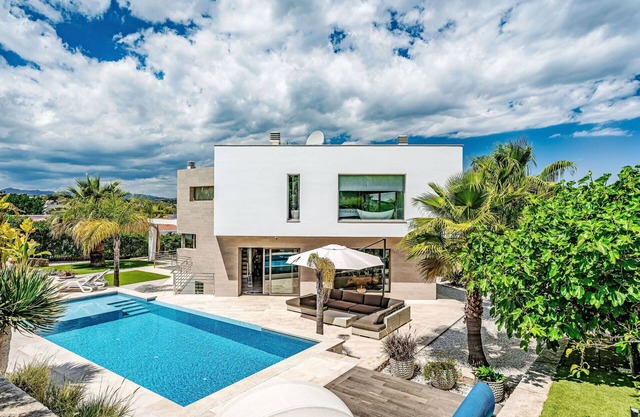 Wonderful private villa for 8 guests with private pool, hot tub, WIFI, A/C, TV and patio