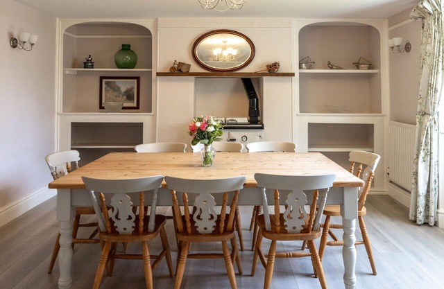 Wonderful private villa for 9 guests with WIFI, hot tub, TV, patio and pets allowed