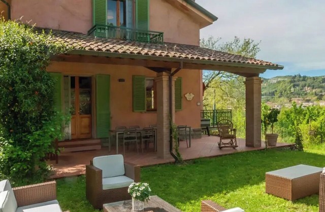 Wonderful villa with infinity pool just above Brisighella spa
