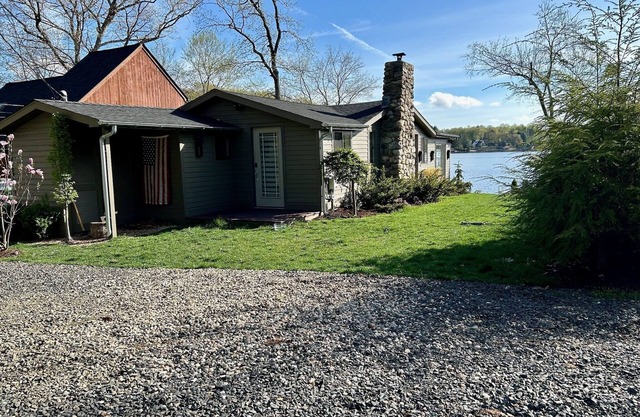 WOODBURY'S LAKE QUASSEPAUG SPRING-FED LAKE. DIRECT WATERFRONT. BOAT DOCK.