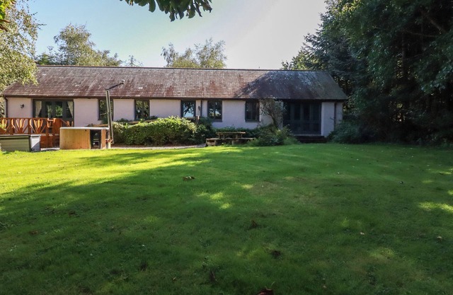 WOODCUTTERS, pet friendly, character holiday cottage in Launceston