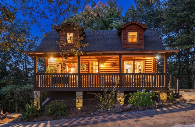 Wooded 3BR Luxury Cabin, Close to City & Nature