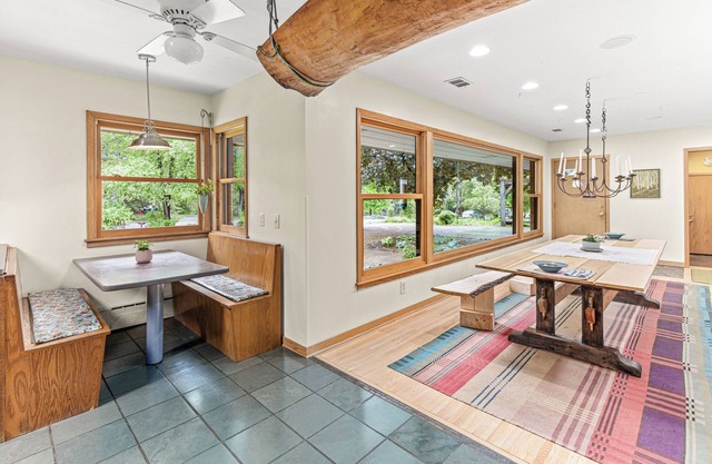 Wooded lot with wildlife, indoor treehouse and screened porch: a family paradise