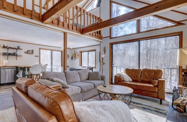 Wooded Retreat in Poconos Mountain Resort w/Firepit and Kayaks!