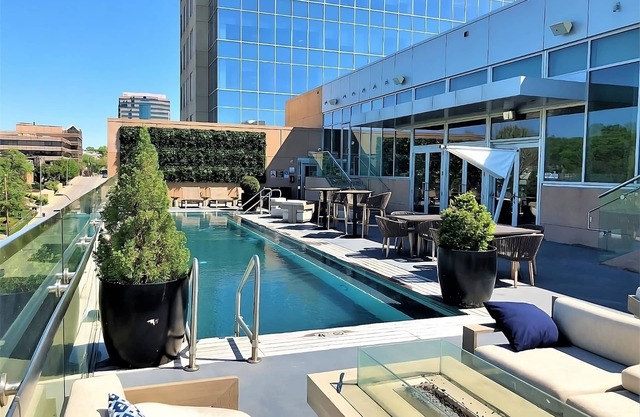 World Class Shopping At Country Club Plaza! Onsite Pool, Pet-friendly Property