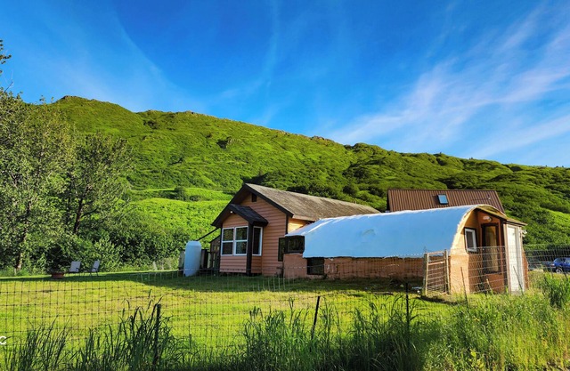 World War 2 Quonset Hut, River & Mountain Views, full kitchen & WiFi