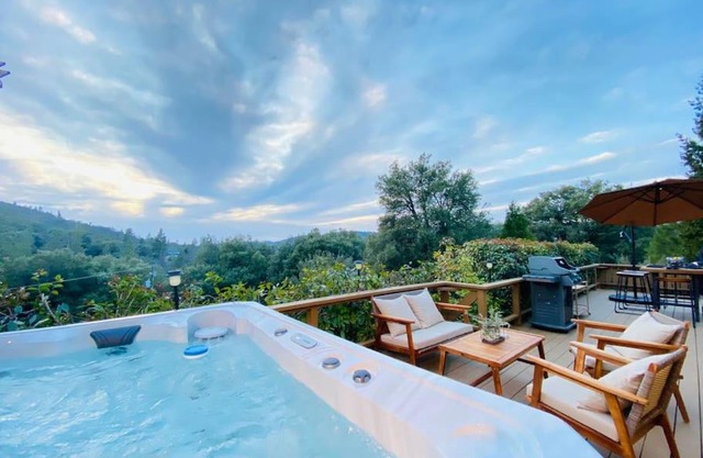 Yosemite Cozy Cabin with Amazing Views & Private Hot Tub