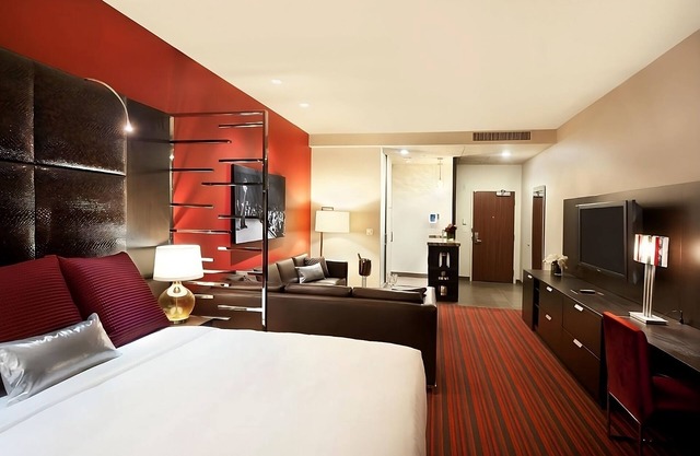 Your Home Away From Home! 3 Units, Free Parking, Near The Mob Museum