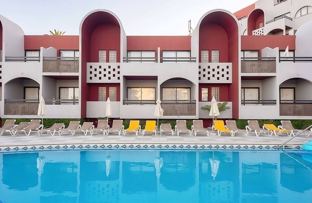 Your Home Away From Home! Full Kitchen, Free Parking, 2 Pools, Near Oura Beach!