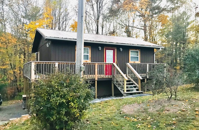 Your perfect family getaway to the mountains! Country cabin with Wi-Fi.