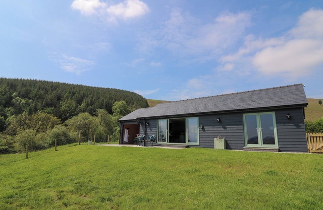 YSTRAD WEN, pet friendly, with hot tub in Newbridge-On-Wye