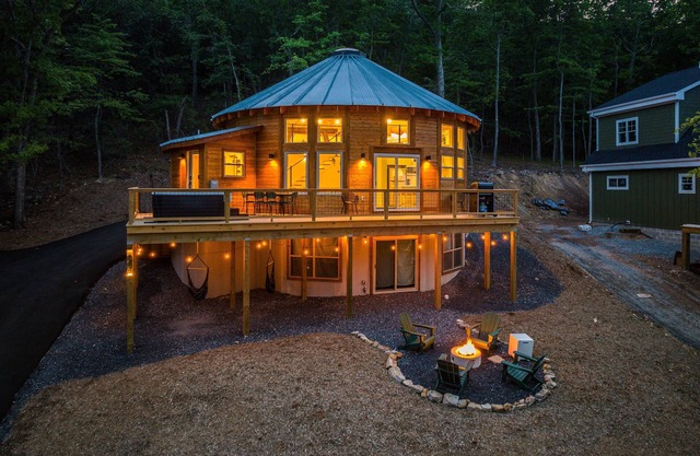 Yurt, mins to slopes, Hot Tub, Arcade Room, Pool Table, PS5, Fire Pit EV charger