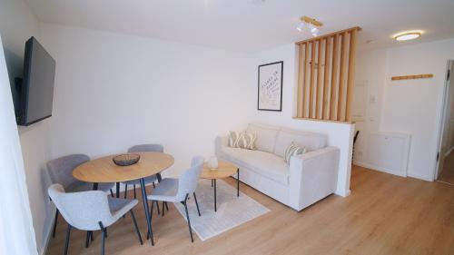 YUVA HOMES -2 Zimmer-S-Bahn MUC-grosser Balkon-Parkplatz