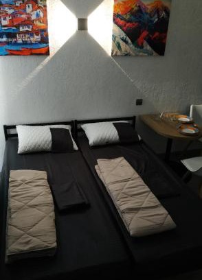 Holosiivskyj Apartment | Нові апартаменти 2 поверх, поруч лікарня та парк Феофанія, МХП