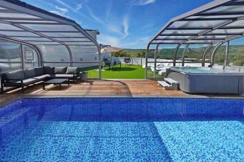 Shomera Villa | אחוזה על המים - וילה יוקרתית עם בריכה מחוממת וג'קוזי - Luxury 5 Bedroom villa with heated pool and jacuzzi