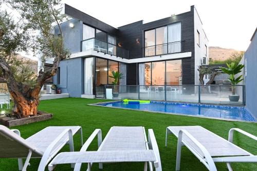 Migdal Villa | וילאה- וילות מושלמות למשפחות עם ממ"ד ובריכות פרטיות ליד הכנרת