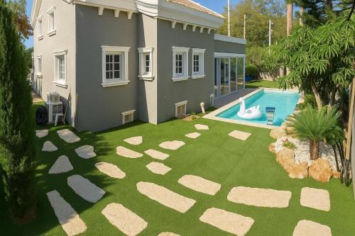 Rishon LeTsiyon Villa | וילה מונטאנו עם בריכה מחוממת וג'קוזי במרכז העיר - Villa Montano with a heated pool and jacuzzi in the city center