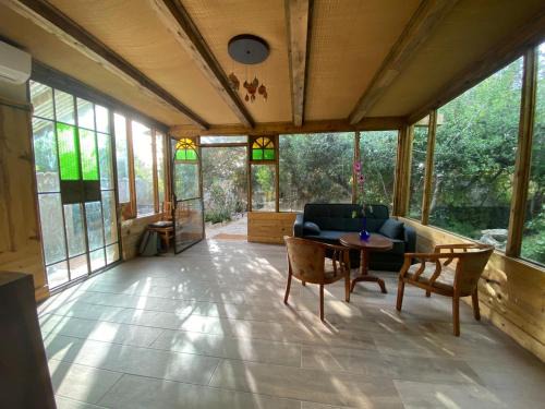 Ein Hod Artists Village Cabin | צימר השקדיה