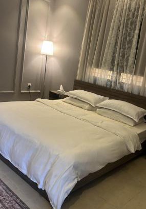 Dammam Apartment | غرفة وصالة الجوري 1 ابواب ذكية